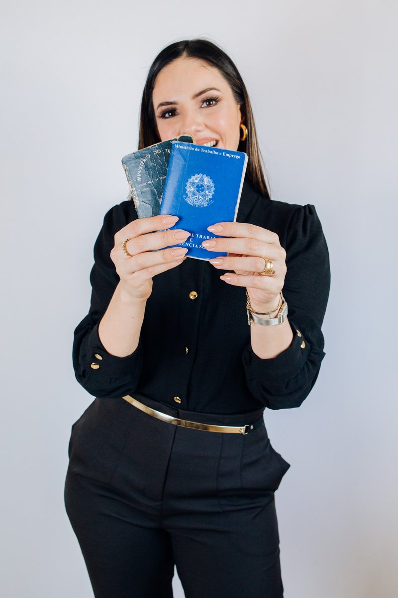 Dra. Amanda Domingues segurando carteira de trabalho (CTPS), especialista em direito trabalhista